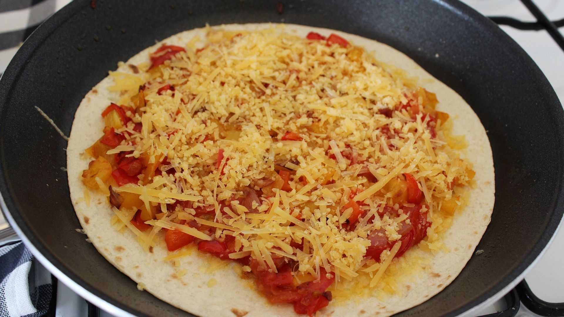 Filmpje Quesadilla met paprika, ui en tomaat Lekker en Simpel